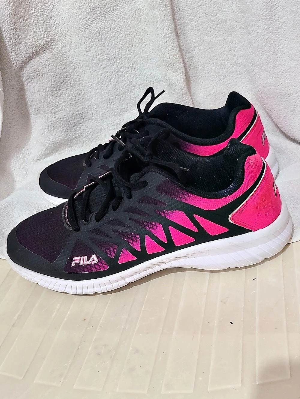 Fila Women's Athletic Shoes in Black & Pink Like New